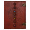 Notizbuch mit Ledereinband mit heidnischem Pentagramm mit Kreisen und Steinen der sieben Chakren